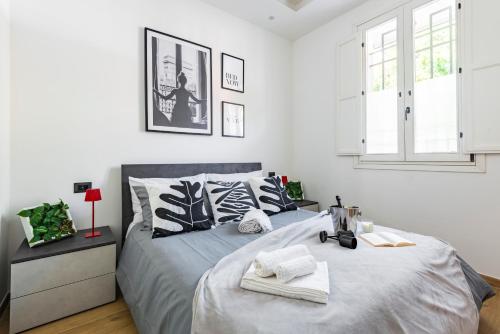 a bedroom with a bed with towels on it at The downtown loft Carpi Centro in Carpi