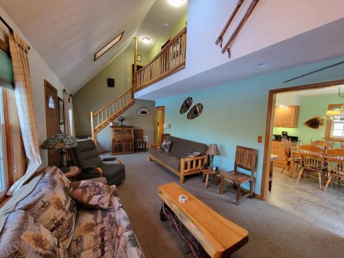 un salon avec un canapé et une table dans l'établissement Adirondack Cozy Cottage Hideaway home, à Olmstedville