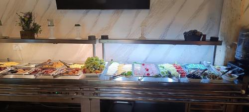 ein Buffet mit vielen verschiedenen Speisen in der Unterkunft Conacul Radacinilor in Petroşani