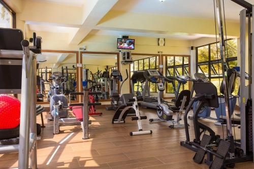 Gimnasio o instalaciones de fitness de Roswam Hotel