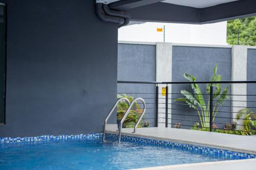 Una piscina con una silla al lado de un edificio. en Sunflower Residence, Ikoyi, en Ikoyi