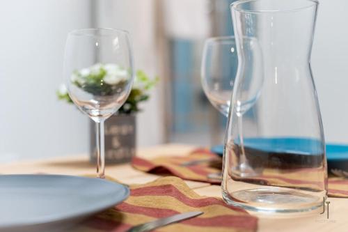 deux verres à vin vides assis sur une table dans l'établissement Joli studio confortable, à Saint-Quentin