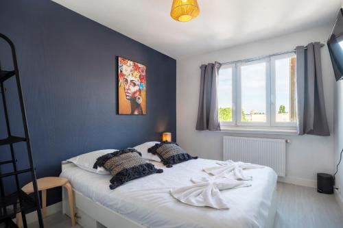 une chambre avec un lit avec des draps blancs et une fenêtre dans l'établissement Le Grand Jau, à Metz