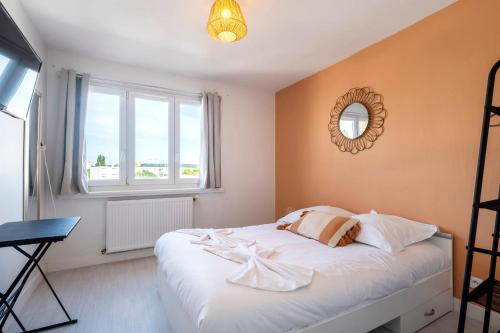 une chambre avec un lit avec un miroir et une fenêtre dans l'établissement Le Grand Jau, à Metz