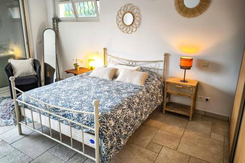 une chambre avec un lit et une lampe sur une table dans l'établissement Villa Azur by Villa Plus, à Sainte-Maxime