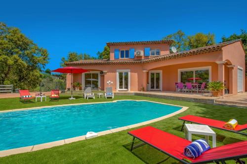 une villa avec piscine devant une maison dans l'établissement Villa Louis by Villa Plus, à Les Adrets-de-l'Estérel
