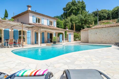 une villa avec piscine et une maison dans l'établissement Villa Serenity by Villa Plus, à Roquefort-les-Pins