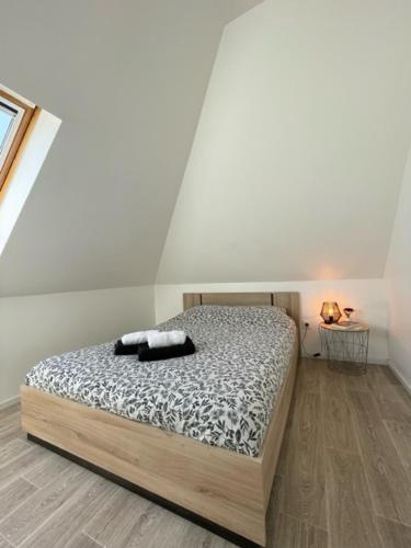 une chambre avec un lit dans une pièce dans l'établissement Appartement 3 personnes, Frontière Suisse (Bâle), à Saint-Louis