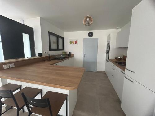 une cuisine avec un comptoir en bois dans une pièce dans l'établissement Villa Caroline, à La Roche-sur-Yon