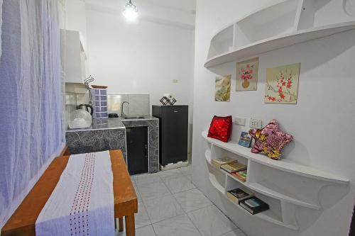 eine kleine Küche mit Tisch und Kühlschrank in der Unterkunft Jmt star's inn in General Luna