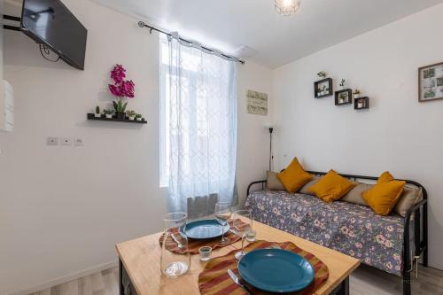 un salon avec un canapé et une table dans l'établissement Super Studio Bien équipé, à Saint-Quentin