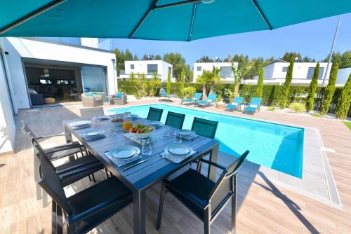 Πισίνα στο ή κοντά στο Villa Serena - Exquisite villa with private heated pool