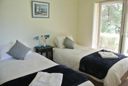 
A bed or beds in a room at Apple Blossom Retreat
