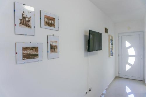 Pokój z obrazami na ścianie i telewizorem w obiekcie Apartment Jadran Baška w Bašce