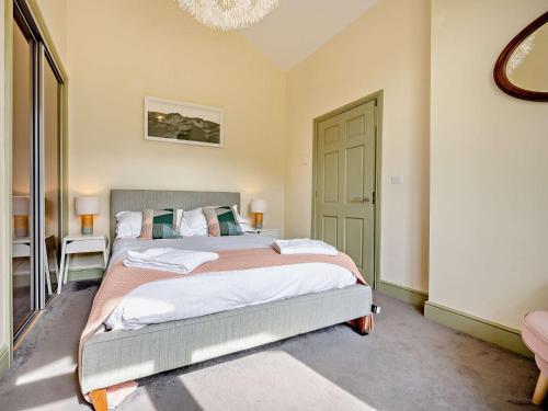 Ένα ή περισσότερα κρεβάτια σε δωμάτιο στο 4 Bed in Buttermere SZ090