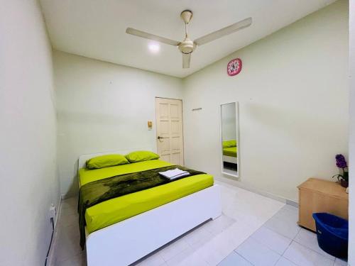 Postel nebo postele na pokoji v ubytování Jizek Homestay Bajet
