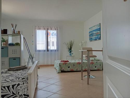 un soggiorno con un divano e un tavolo di Las Buganvillas 77 a Playa Blanca