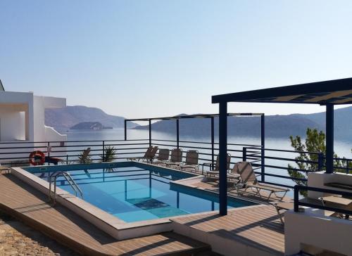 una piscina sul tetto di una casa di Kavos Bay Apartments Elounda a Eloúnda