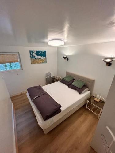 une chambre avec un grand lit blanc avec deux oreillers dans l'établissement Appt T2 à 10 m de la plage, à Arcachon