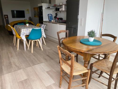 une cuisine et une salle à manger avec une table et des chaises dans l'établissement Palavas Les Flots plage, à Palavas-les-Flots