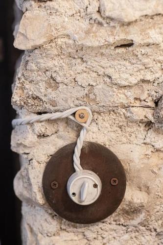 a plaque on a stone wall with a rope at Cozy chalet "Da Silvio e Bruna" in Santo Stefano di Sessanio