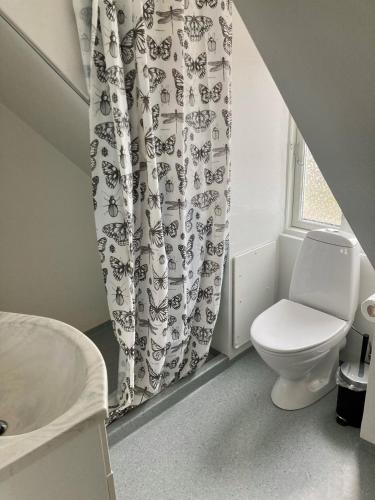 Ένα μπάνιο στο 3 Bedroom Apartment In Frederikshavn City With Free Parking