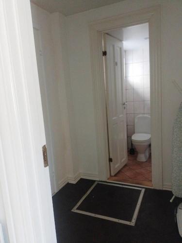 Ένα μπάνιο στο 2 Bedroom Apartment In Frederikshavn City With Free Parking