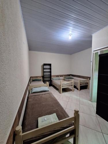 a bedroom with two beds in a room at Pousada Imperial in Itaboraí