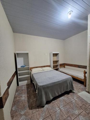 a bedroom with two beds in a room at Pousada Imperial in Itaboraí