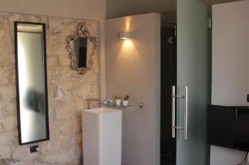 a bathroom with a sink and a mirror on the wall at Il Carosello dei Baroni in Noto
