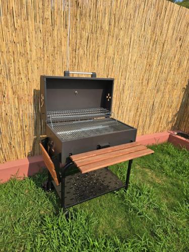 Kemudahan BBQ tersedia untuk tetamu di chalet