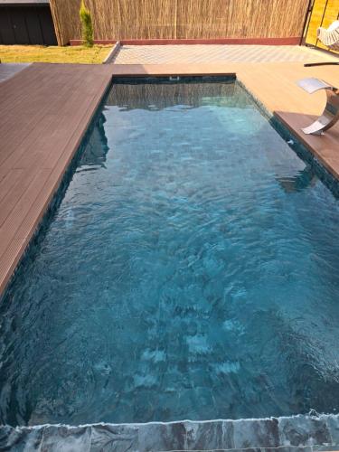 Kolam renang di atau dekat dengan Rest Bungalow