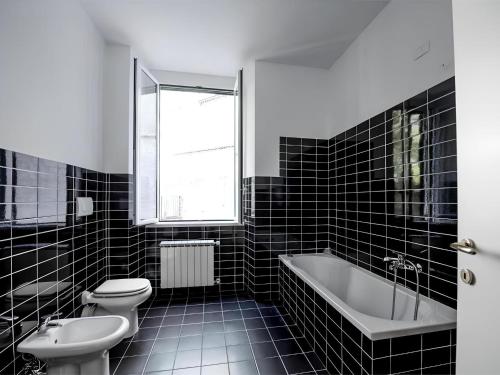 Bilik mandi di WOW HOME 2 - 175 mq - posteggio privato - davanti porto traghetti - fino a 10 posti letto - balcone