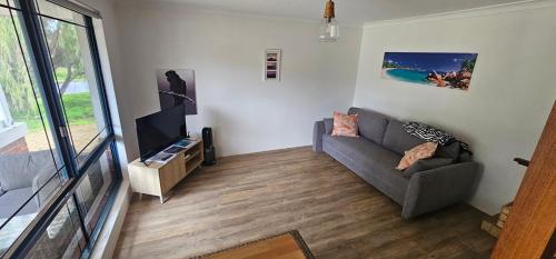 Μια τηλεόραση ή/και κέντρο ψυχαγωγίας στο Beach side apartment Quindalup