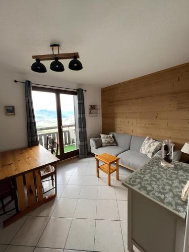 un salon avec un canapé et une table dans l'établissement Appartement centre Saint Gervais-Vue imprenable, à Saint-Gervais-les-Bains