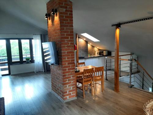 cocina y comedor con pared de ladrillo en Świerkowe Zacisze Nałęczów, en Nałęczów