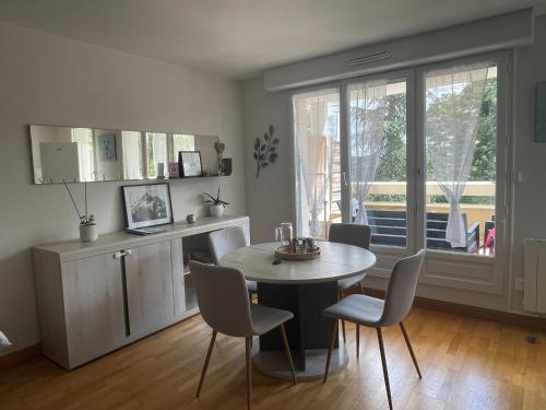 une cuisine et une salle à manger avec une table et des chaises dans l'établissement Appartement avec parking & linge inclus & local vélos, à Blois