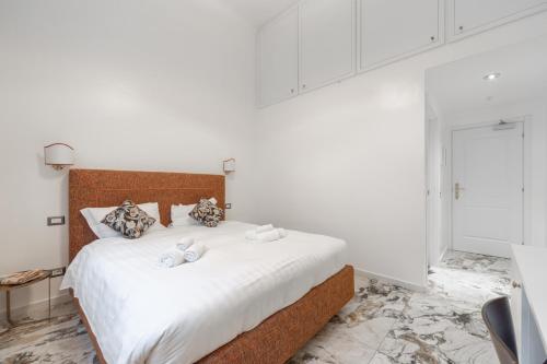 a bedroom with a large bed with white sheets at Duomo Smart Suites in Milan