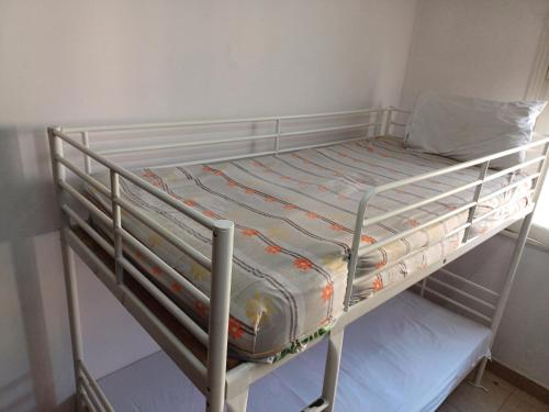 a metal bunk bed with a mattress on it at A room in an apartment in Nasr City, Cairo, near Azhar university , 15 minutes from Cairo Airport,غرفة بشقة بمدينة نصر بالقاهرة بالحي الثامن 15 دقيقة من مطار القاهرة و 7 دقيقة من معهد الفجر و 12 دقيقة لمعهد ابانة لتعليم اللغة العربية و 26 دقيقة لوسط البلد in Cairo