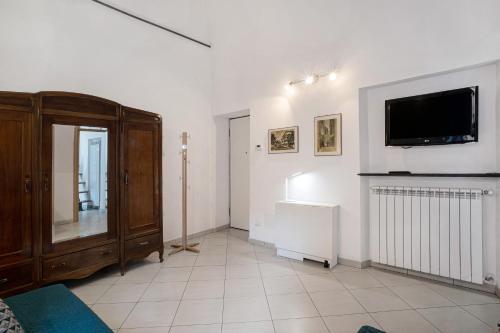 un soggiorno con una TV a schermo piatto su una parete di Loft nel Centro di Alassio ad Alassio