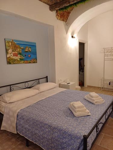 Un dormitorio con una cama con dos toallas encima. en Difronte Palatina Chapel, en Palermo
