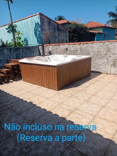 a bath tub sitting on top of a patio at Casa em condomínio Praia Seca in Araruama
