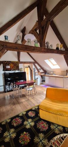 sala de estar con sofá, mesa y piano en Jade House Hyper Centre Troyes, en Troyes