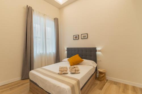 Ένα ή περισσότερα κρεβάτια σε δωμάτιο στο QE Apartments