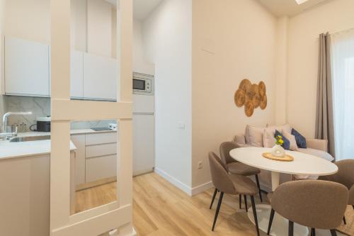 Η κουζίνα ή μικρή κουζίνα στο QE Apartments