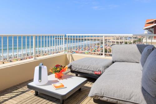 - un salon avec un canapé et une table dans l'établissement Appartement Horizon Bleu - 4 étoiles - Welkeys, à Capbreton