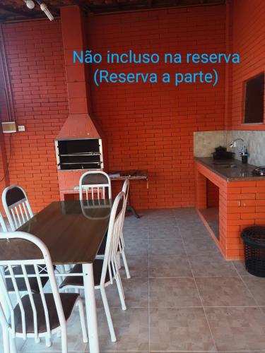 a kitchen with a table and chairs in a room at Casa em condomínio Praia Seca in Araruama