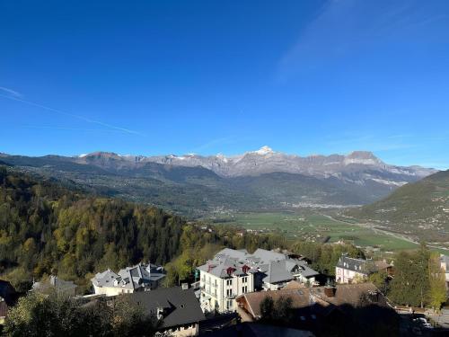 a view of a town with mountains in the background at Appartement centre Saint Gervais-Vue imprenable in Saint-Gervais-les-Bains