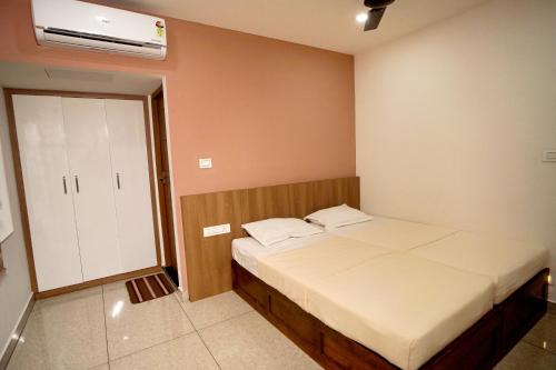 Una cama o camas en una habitación de Hilux Inn