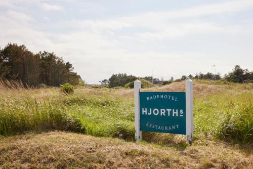 a sign in the middle of a field at Hjorths Badehotel in Kandestederne